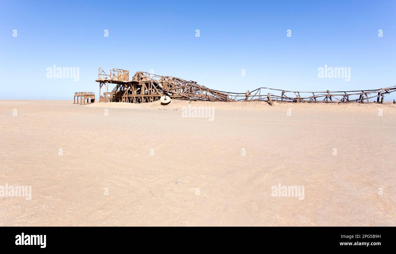 Skeleton Coast, Namibia - 10. August 2018: Blick auf den Bohrturm in der Wüste Stockfoto