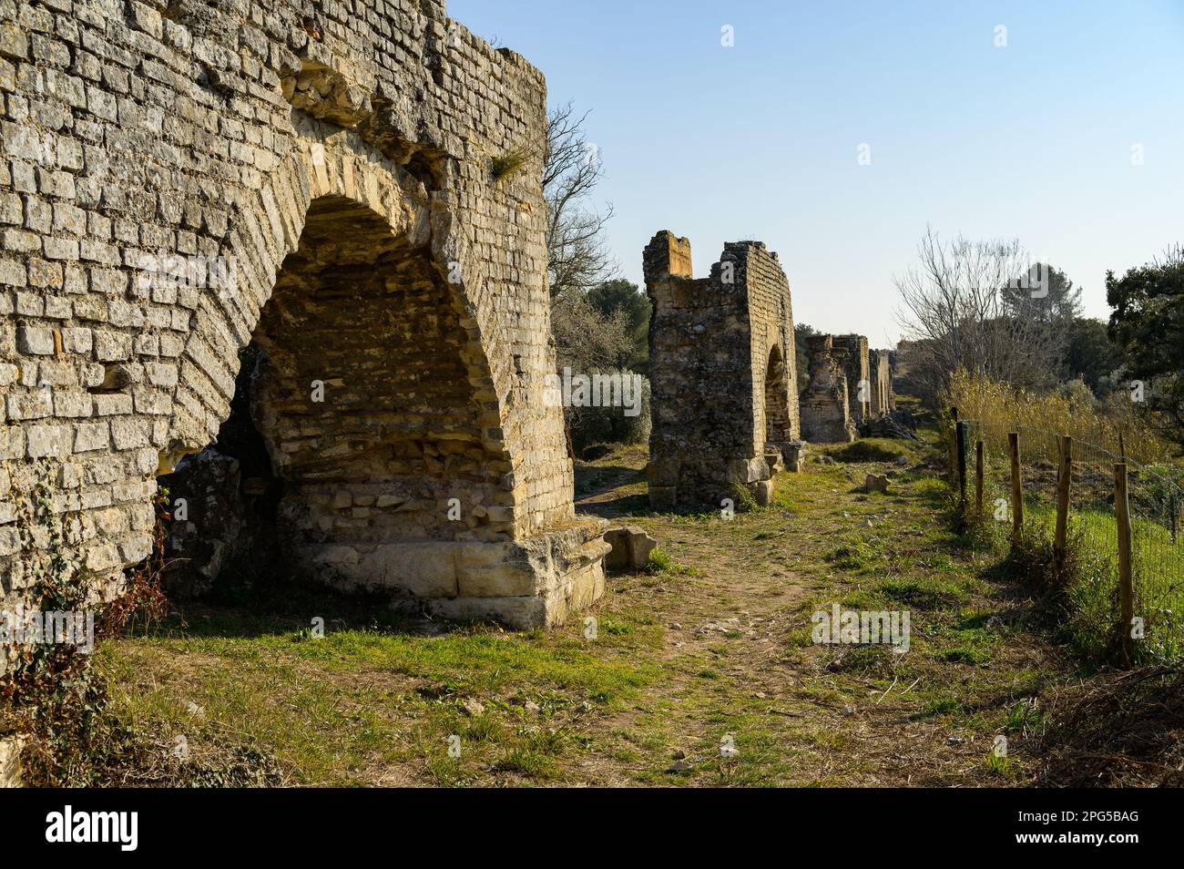 Barbegal Aquädukt und Mühlen in der Nähe von Arles an einem sonnigen Tag im Frühling. Diese römische Anlage besteht aus einem Aquädukt und 16 Wasserrädern in zwei parallelen Sets Stockfoto