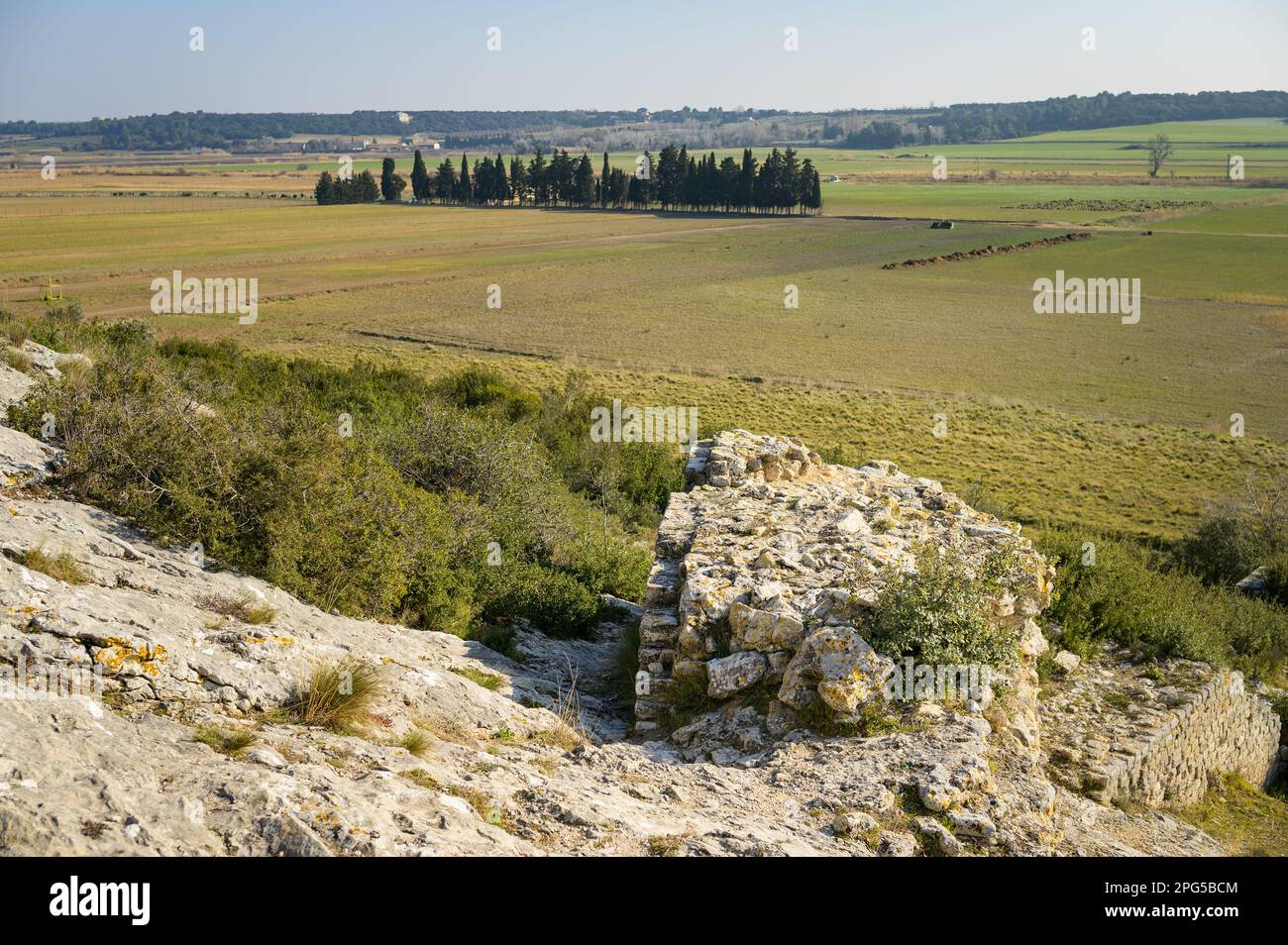 Barbegal Aquädukt und Mühlen in der Nähe von Arles an einem sonnigen Tag im Frühling. Diese römische Anlage besteht aus einem Aquädukt und 16 Wasserrädern in zwei parallelen Sets Stockfoto