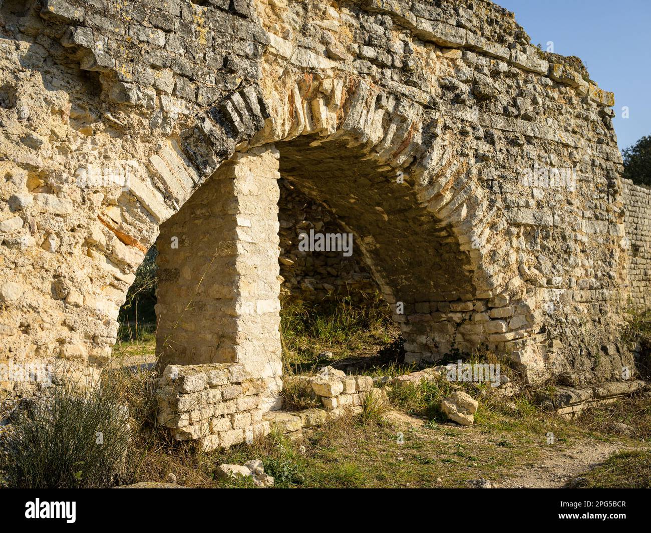 Barbegal Aquädukt und Mühlen in der Nähe von Arles an einem sonnigen Tag im Frühling. Diese römische Anlage besteht aus einem Aquädukt und 16 Wasserrädern in zwei parallelen Sets Stockfoto