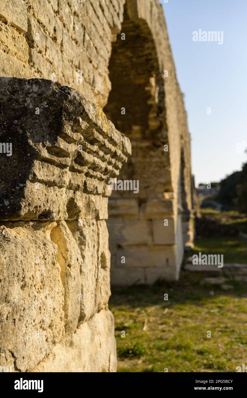 Barbegal Aquädukt und Mühlen in der Nähe von Arles an einem sonnigen Tag im Frühling. Diese römische Anlage besteht aus einem Aquädukt und 16 Wasserrädern in zwei parallelen Sets Stockfoto