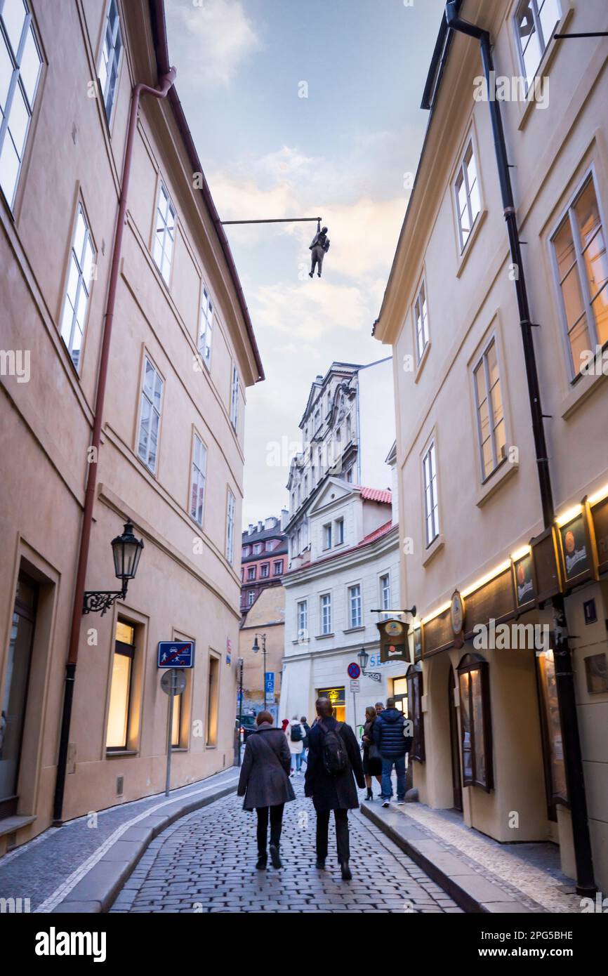 Prag, Tschechische Republik - 23. Februar 2023: "Hanging man" ist eine David Černý Statue von Sigmund Freud, die von einem Dach der Prager Altstadt hängt Stockfoto