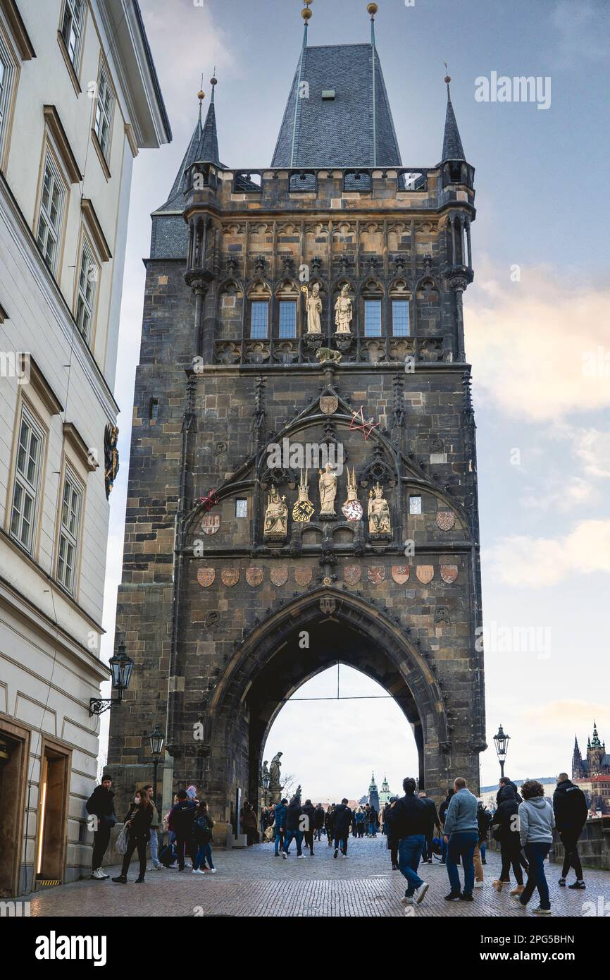 Prag, Tschechische Republik - 23. Februar 2023: Eintritt zur Karlsbrücke Stockfoto
