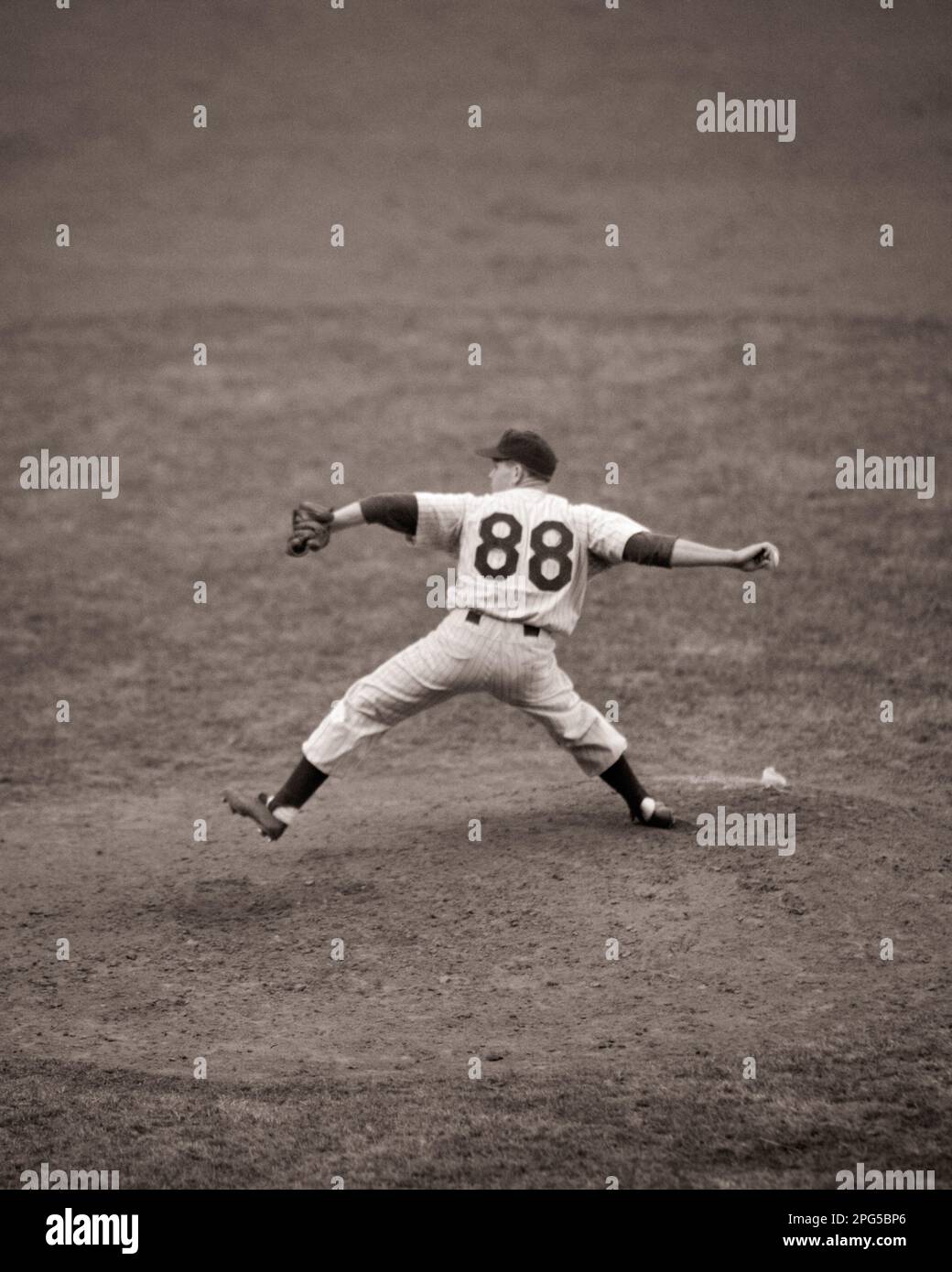1950S. OKTOBER 4TH 1950 EIN PITCHER IM WORLD SERIES-SPIEL PHILADELPHIA PHILLIES VS. NEW YORK YANKEES 88 IST EINE ÜBERARBEITETE NUMMER - B6392 HAR001 HARS PITCHER HIGH ANGLE NUMBER AUFREGENDE MOUND OCCUPATIONS PROFISPORTKONZEPTIONELLE PITCHER OKTOBER 4 WINDUP BALL SPIEL BALL SPORT NEW YORK YANKEES PHILLIES PITCHING SERIES GEGEN YANKEES JUNGER ERWACHSENER, SCHWARZ-WEISS, KAUKASISCHE ETHNISCHE ZUGEHÖRIGKEIT HAR001, MAJOR LEAGUE NEW YORK, ALTMODISCHE HALTUNG Stockfoto