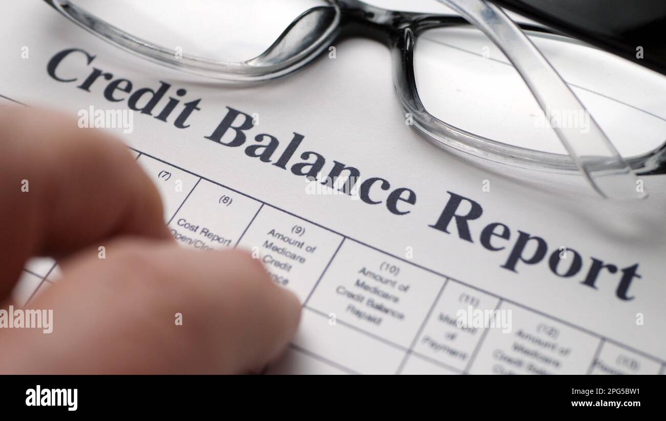 Tippen Sie mit dem Finger auf den Kreditbericht Stockfoto