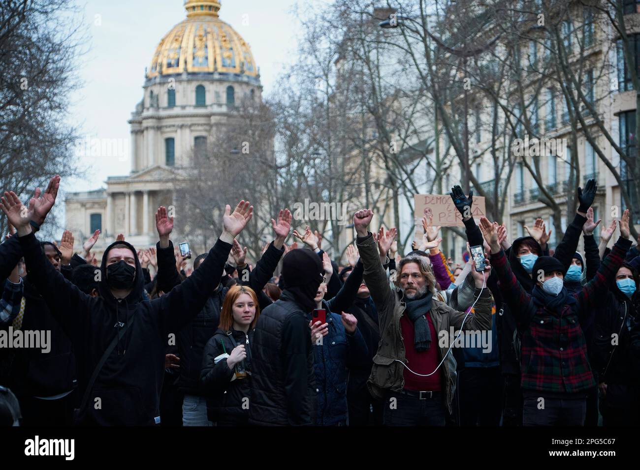 Paris, Ile de France, FRANKREICH. 20. März 2023. Tausende von Menschen protestierten in Paris, nachdem ein Misstrauensvotum mit mageren 9 Stimmen abgelehnt wurde. Das Misstrauensvotum hätte die Regierung Emmanuel Macron stürzen und das Rentenreformgesetz, das er ohne Mehrheitsabstimmung im parlament durchgesetzt hat, zunichte machen können. (Kreditbild: © Remon Haazen/ZUMA Press Wire) NUR REDAKTIONELLE VERWENDUNG! Nicht für den kommerziellen GEBRAUCH! Stockfoto