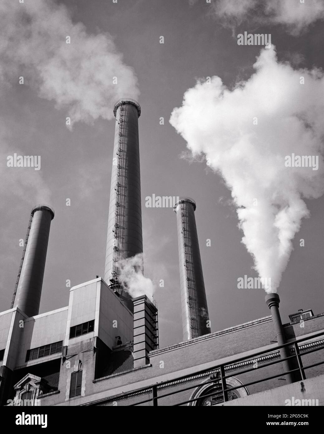 1950S IM SÜDEN DER VEREINTEN NATIONEN AN DER EAST SIDE VON MANHATTAN WURDE ES SEITDEM ABGERISSEN NEW YORK CITY USA - I959 HAR001 HARS SCHWARZ-WEISS ABGERISSEN EAST SIDE FOSSILE BRENNSTOFFE HAR001 ALTMODISCHE ÖFFENTLICHE VERSORGUNGSUNTERNEHMEN Stockfoto