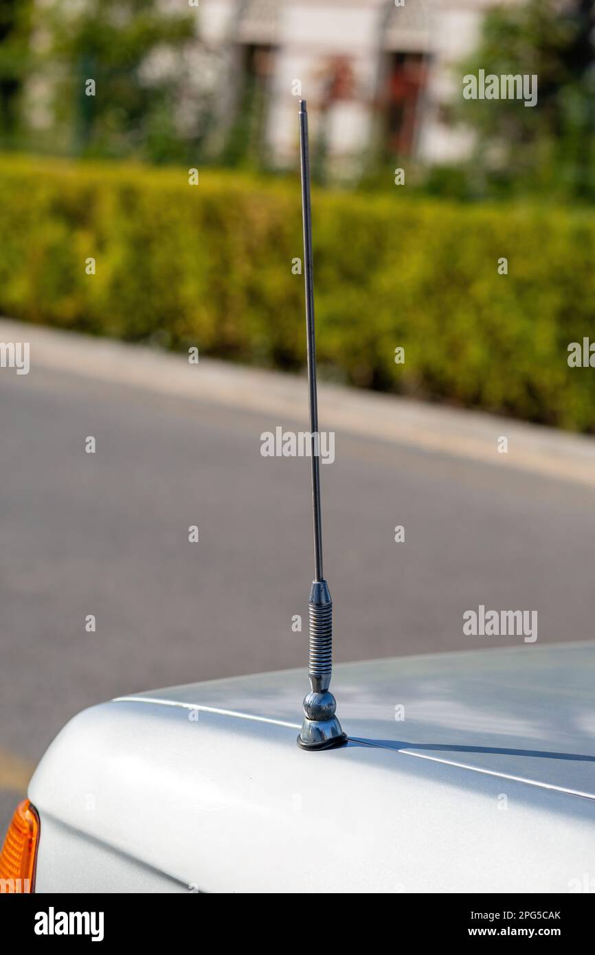 Es ist eine Oldtimer-Antenne. Autoantenne aus Metall. Stockfoto