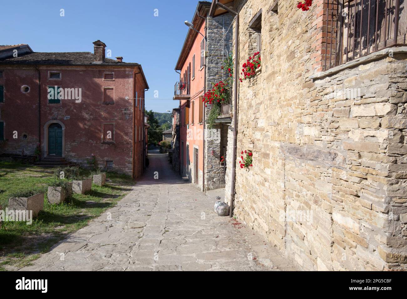 Lunigiana, Italien - 12. August 2020: Ländliches Gebiet in Lunigiana entlang der Via Francigena Wallfahrtsroute Stockfoto