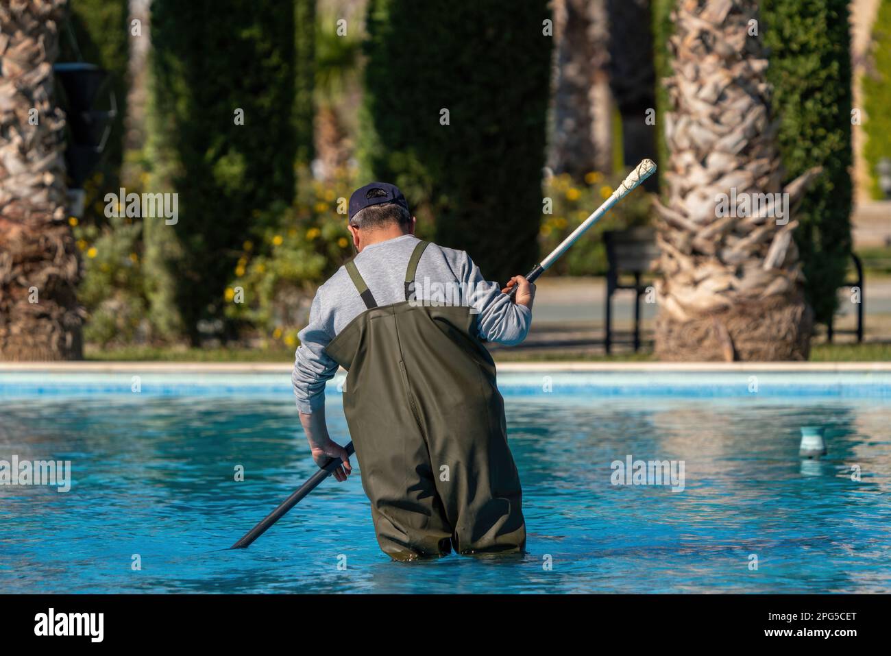 Hausmeister putzt den Pool. Stockfoto