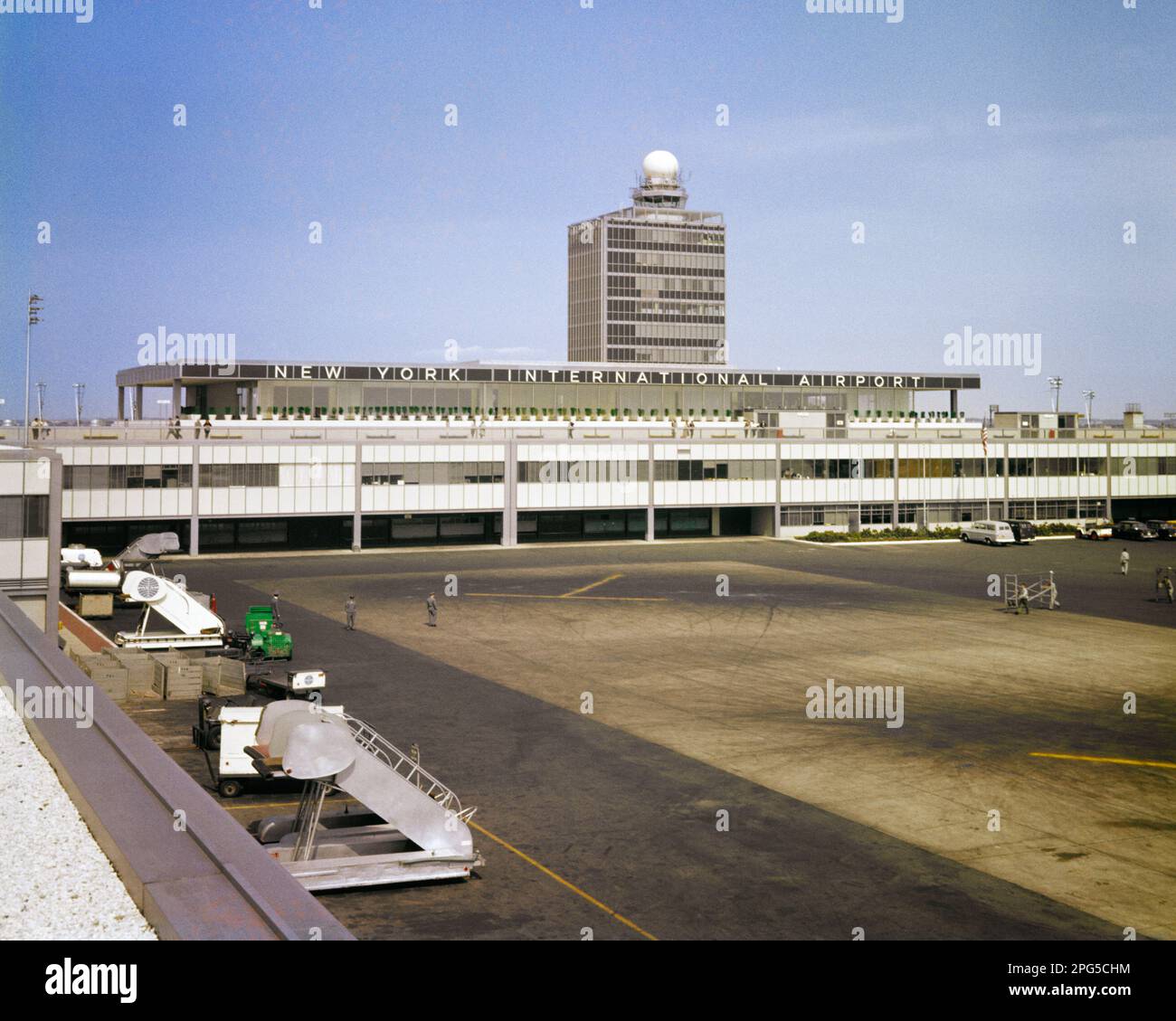 1950S NEW YORK INTERNATIONAL AIRPORT WIRD GEMEINHIN ALS IDLEWILD AIRPORT BEZEICHNET, ABER 1963 IN JOHN F. KENNEDY INTERNATIONAL UMBENANNT - KA701 HAR001 HARS HIGH-TECH-IMMOBILIENVERBINDUNG KONTROLLTURM F IDLEWILD NEW YORK STRUCTURES GEBÄUDE NEW YORK CITY UMBENANNT IN KENNEDY TERMINAL 1963 HAR001 INTERNATIONAL OLD FASHIONED Stockfoto