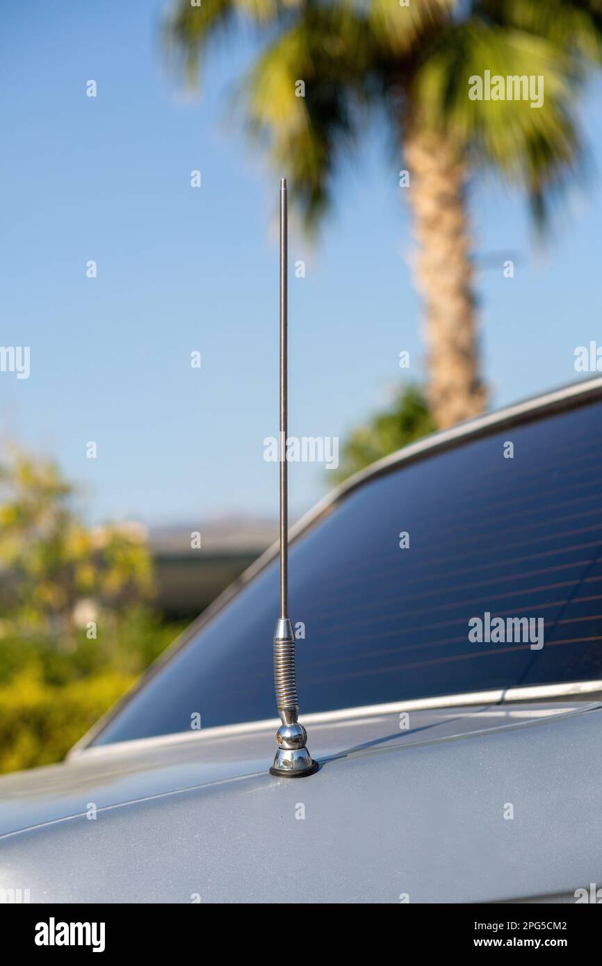 Es ist eine Oldtimer-Antenne. Autoantenne aus Metall. Stockfoto