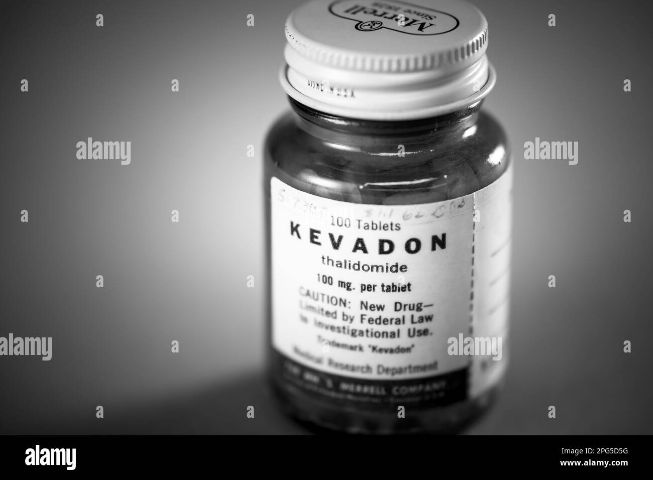 Kevadon, eine Marke der William S. Merrell Company von Thalidomid, ein Medikament, das 1960 vom FDA-Pharmakologen Dr. Frances Kelsey in den USA nicht zugelassen wurde. Es wurde festgestellt, dass das Medikament schwere Geburtsfehler verursacht, und Kelsey wurde 1962 von John F. Kennedy mit dem President's Award for Distinguished Federal Civil Service ausgezeichnet, weil er sich trotz starken Drucks weigerte, das Medikament zuzulassen. Stockfoto