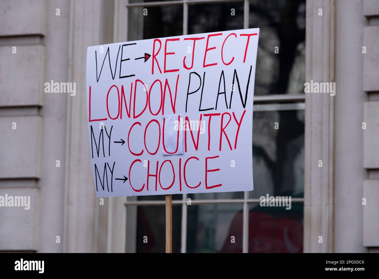 Protest außerhalb der Downing Street zur Unterstützung des ehemaligen pakistanischen Premierministers Imran Khan und gegen Nawaz Sharif, der in London lebt Stockfoto
