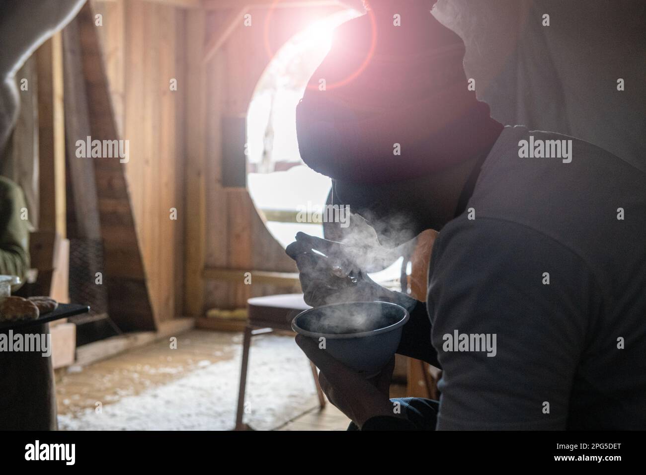 Heiße Suppe in einer Hütte nach einer Hundeschlittenfahrt in Norwegen Stockfoto
