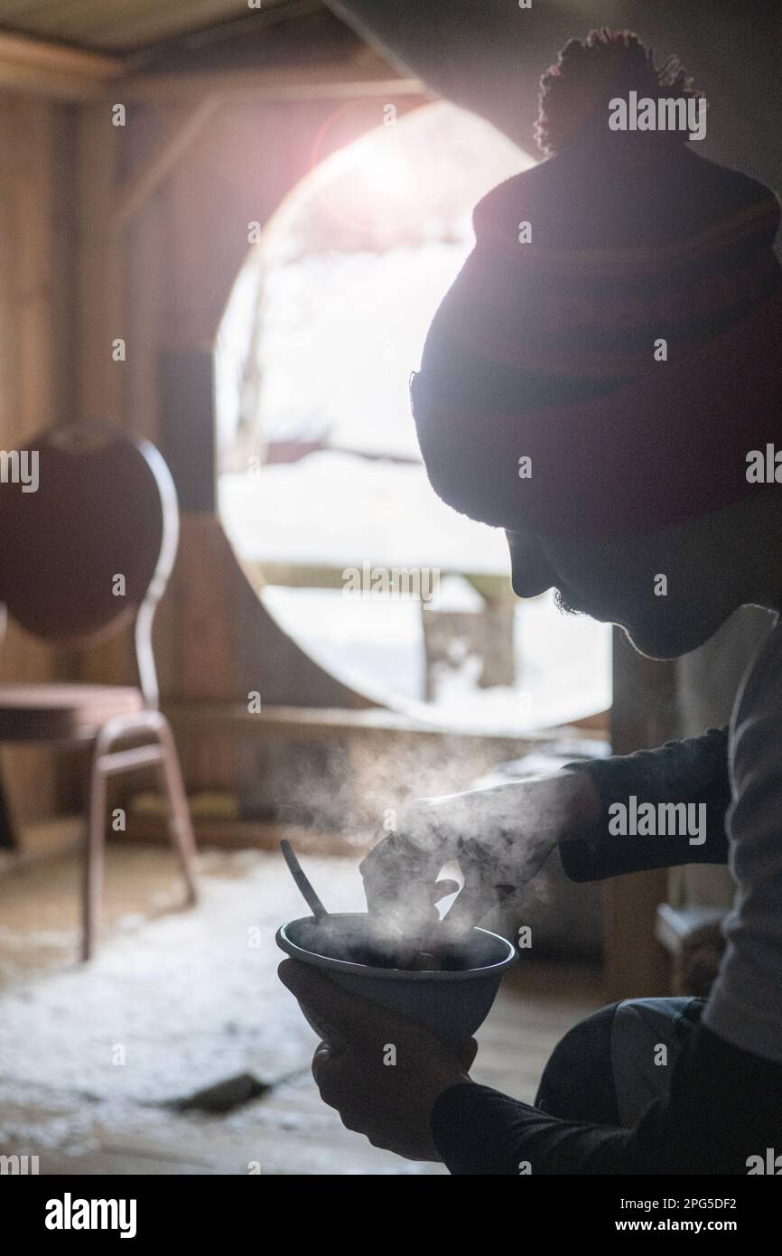 Heiße Suppe in einer Hütte nach einer Hundeschlittenfahrt in Norwegen Stockfoto