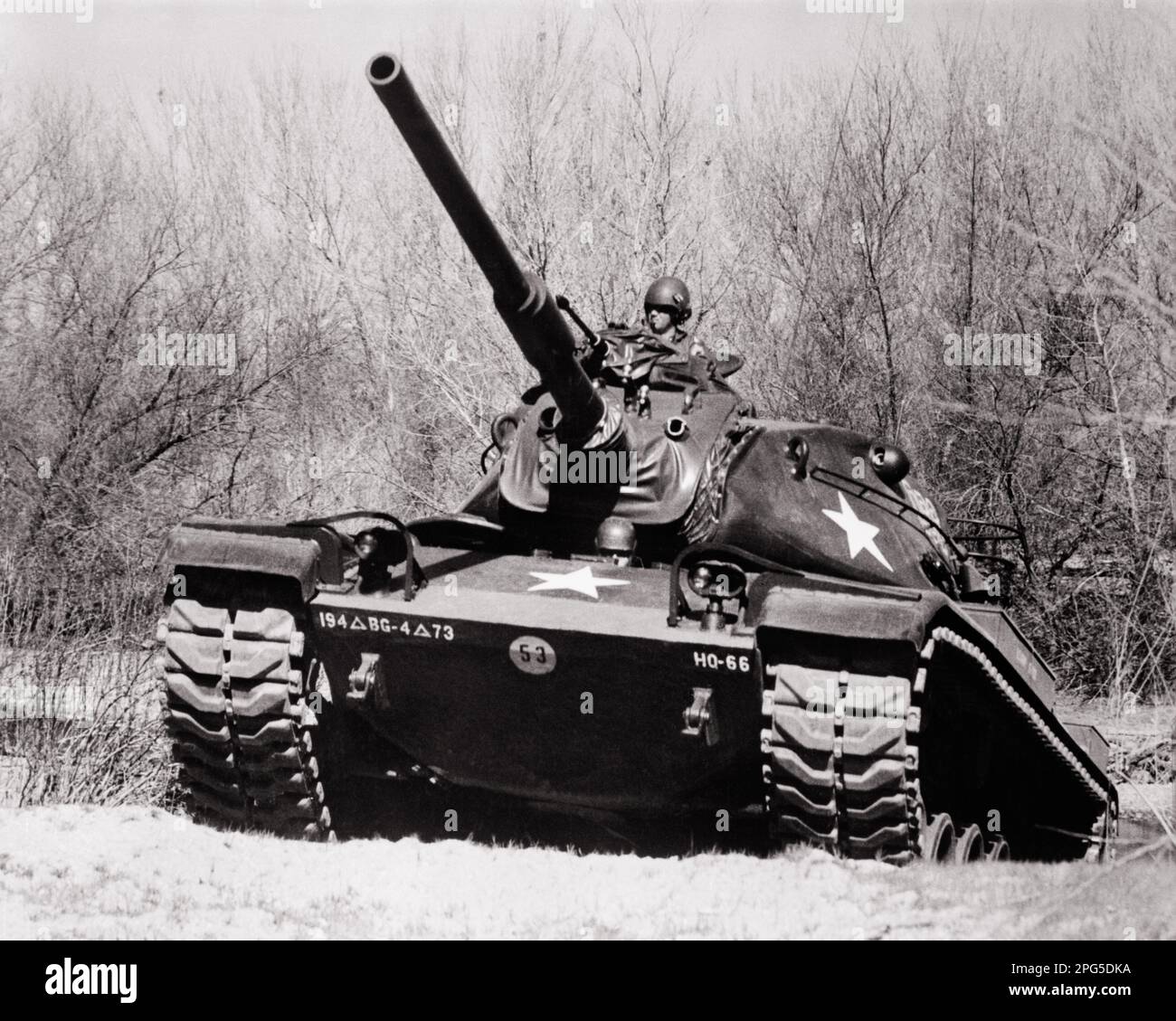 1960S SOLDAT-PANZERKOMMANDANT, DER DEN HORIZONT VOM TURM DER VIETNAMÄRA ABTASTET. DIESELBETRIEBENER M60A1-TANK WÄHREND DER MANÖVER. M7737 HAR001 HARS FREEDOM WEITWINKEL-HORIZONT KOPF UND SCHULTERN ABENTEUERSCHUTZ STRENGTH STRATEGIE MUT FÜHRUNG MÄCHTIG AUTORITÄT BERUFE UNIFORMEN REVOLVER KONZEPTIONELLE SCANS DIESEL SCANS COMMANDER GEPANZERT SCHWARZ-WEISS WÄHREND DER HAR001 JAHRE MANÖVER ALTMODISCH Stockfoto