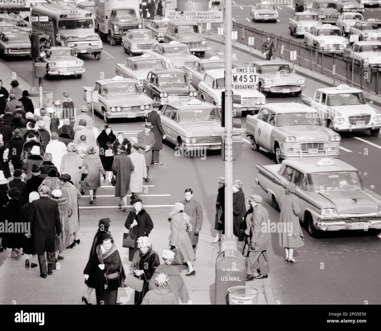 1960S KREUZUNG VON BROADWAY UND 45TH STREET AM TIMES SQUARE MÄNNER UND FRAUEN FUSSGÄNGER AUTOS TAXIS NEW YORK CITY NEW YORK USA - R1700 HAR001 HARS UNITED STATES OF AMERICA AUTOMOBIL MÄNNER FUSSGÄNGER TRANSPORT B&W WINTER MIDTOWN FUSSGÄNGERZONE HOCHWINKEL KREUZUNG UND AUTOS AUFREGENDE RICHTUNG NYC TAXI CAB NEW YORK AUTOS STÄDTE FAHRZEUGE NEW YORK CITY TIMES SQUARE BROADWAY KOOPERATION TAXIS, 45TH SCHWARZ-WEISSE TAXIS, HAR001 ALTMODISCHE WEST SIDE Stockfoto