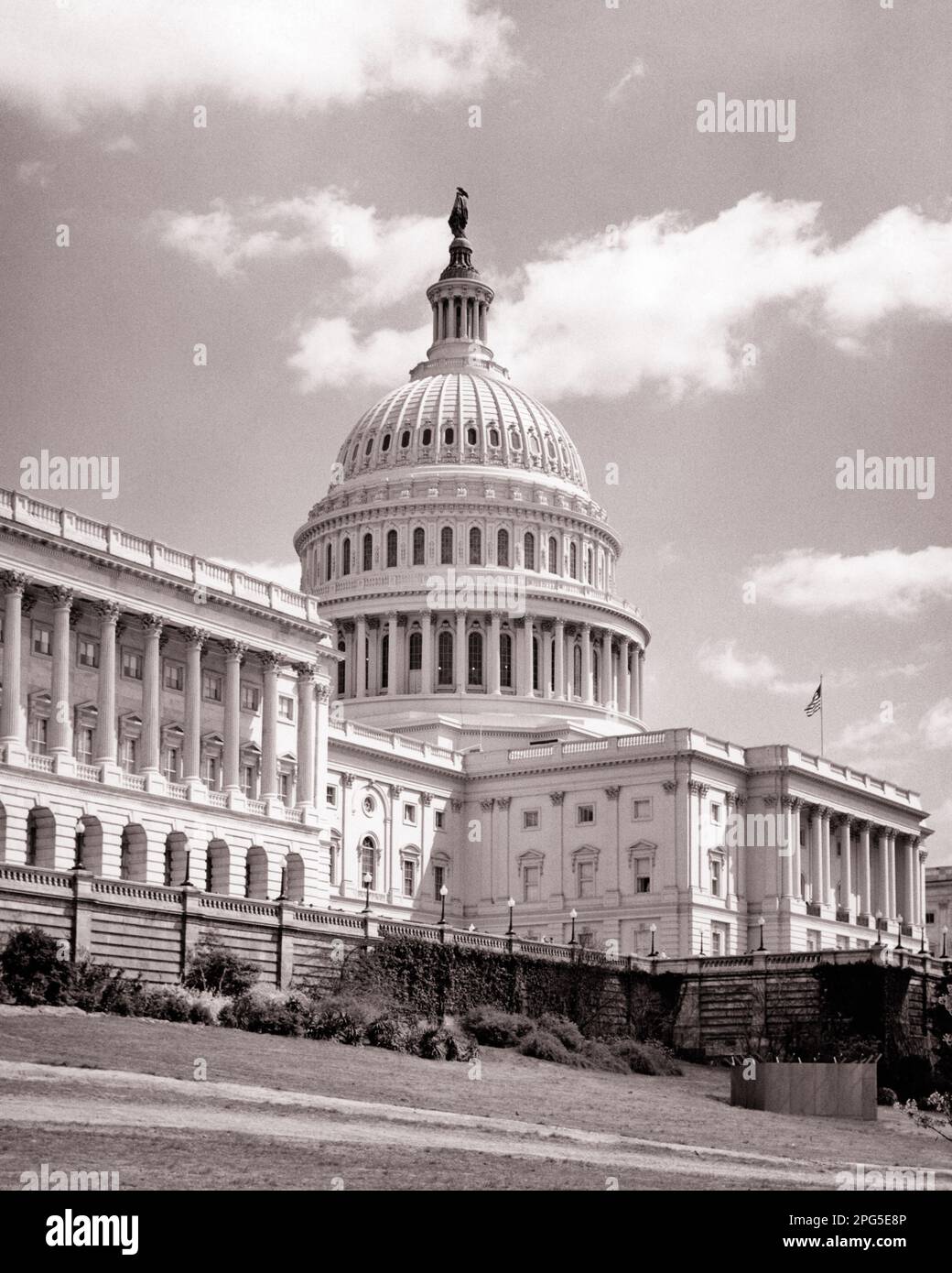 1960S UNITED STATES CAPITOL BUILDING WESTERN FACADE WASHINGTON DC USA - R4794 HAR001 HARS BAUWERK FASSADE SCHWARZ-WEISS DISTRICT FEDERAL HAR001 OLD FASHIONED Stockfoto