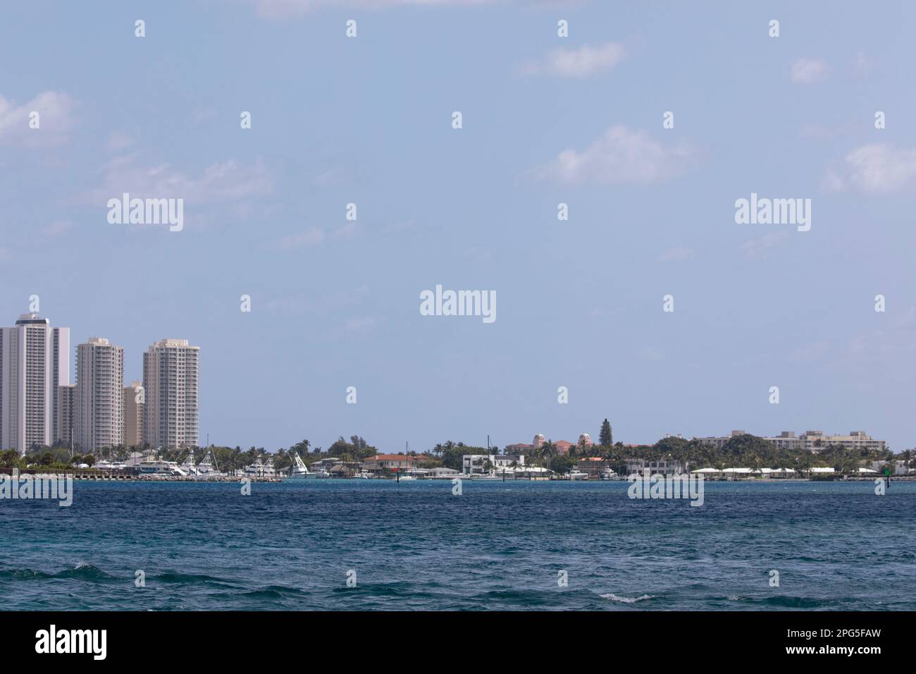 Klare Tage und Blick auf die wunderschöne Lake Worth Lagoon von der Manatee Lagoon in Palm Beach County, Florida, USA Stockfoto