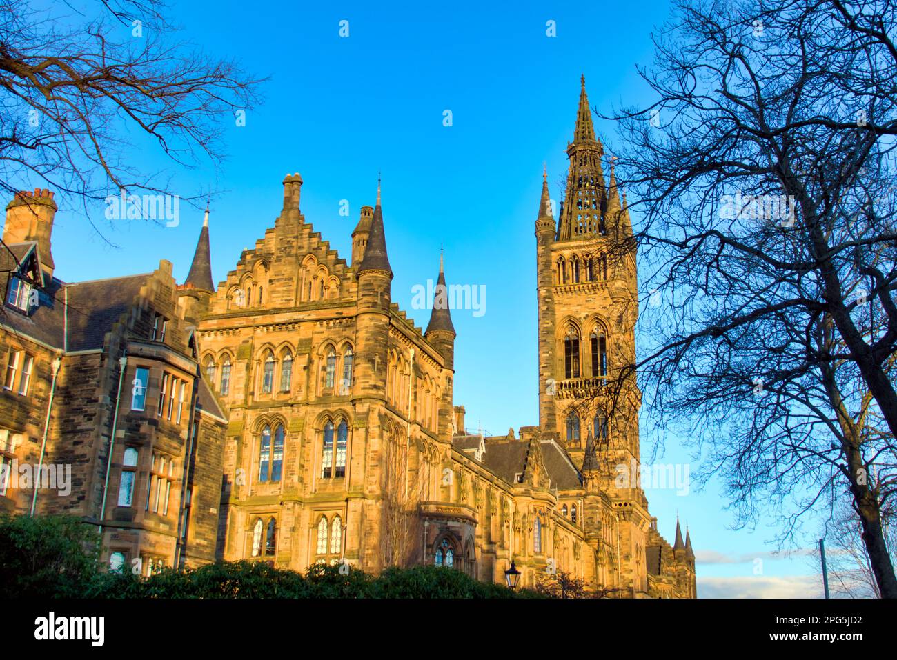 Das sonnige Hauptgebäude der Universität Glasgow mit seinem gotischen Uhrenturm in der Sonne Stockfoto