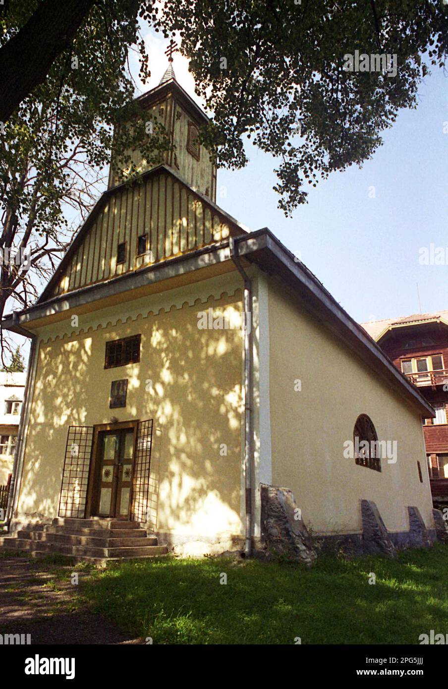 Borsec, Harghita County, Rumänien, 2002. Außenansicht der christlich-orthodoxen Kirche „The Transfiguration“, ein historisches Denkmal aus dem Jahr 1847. Stockfoto