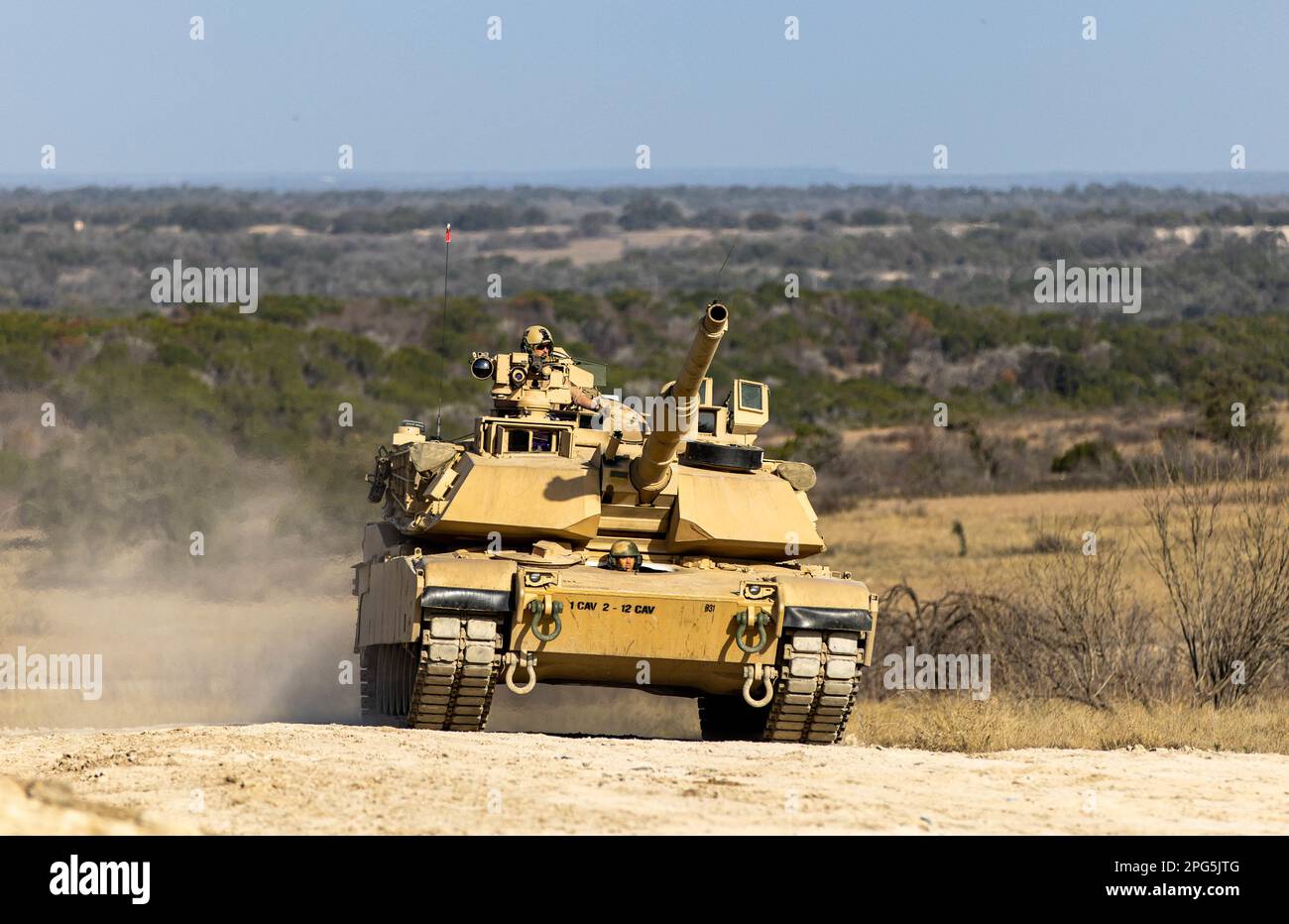 Soldaten vom 2. Bataillon, 12. Kavallerie-Regiment, 1. Panzerbrigade-Kampfteam, 1. Kavallerie-Division, gehen zur Schusslinie, um ihre Geschicklichkeit zu verbessern, während der Table VI Gunnery in Fort Hood, TX, Feb. 23. Tabelle VI wird auch als "Tor zum Feuer" eingestuft. Durch die Qualifizierung der einzelnen Besatzungen in Tabelle VI können diese Besatzungen sicher an den Feuerübungen der höheren Ebene auf Abschnitt- und Platoon-Ebene teilnehmen. Stockfoto