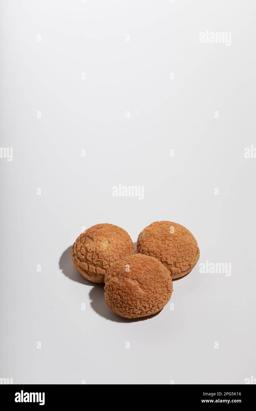 Drei Matcha Cream Puffs auf grauem Hintergrund Stockfoto