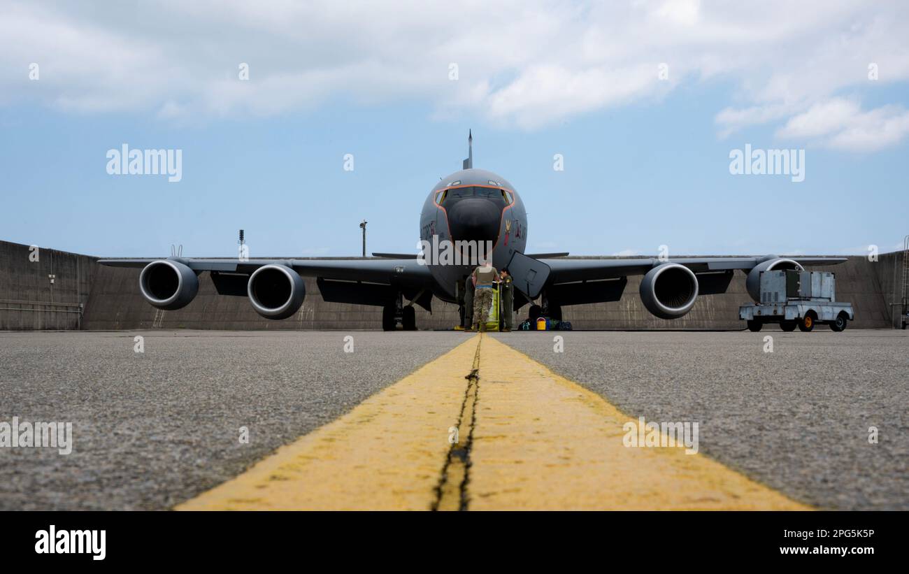 EIN US-AMERIKANISCHER Air Force KC-135 Stratotanker der 909. Air Tanken Squadron wurde vor einer Tankmission am Kadena Luftwaffenstützpunkt, Japan, am 19. März 2023 auf der Fluglinie geparkt. Der KC-135 Stratotanker bietet die Kernkapazität für das Auftanken aus der Luft für das Verteidigungsministerium und unterstützt die USA Navy, USA Marinekorps und Flugzeuge der Alliierten Nation. (USA Air Force Foto von Senior Airman Jessi Roth) Stockfoto