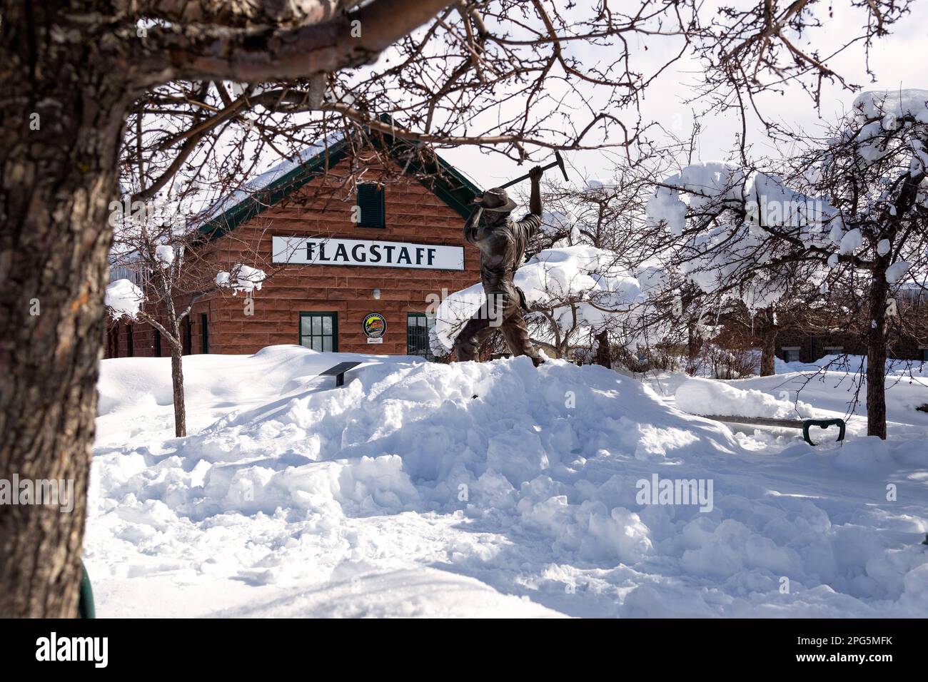 FLAGSTAFF, AZ/US - 20. Januar 2023: Skulptur Flagstaff Gandy Dancer in Snow. Skulptur von Clyde „Ross“ Morgan auf der San Francisco Street und Route 66. Stockfoto