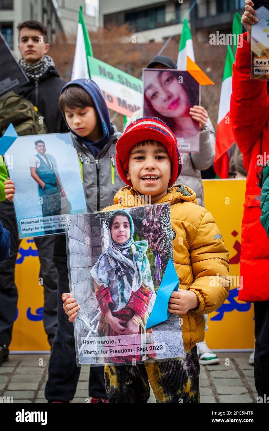 Nicolas Landemard / Le Pictorium - Demonstration der Iraner auf Aufruf des NCRC - 20/03/2023 - Belgien / Brüssel - mehrere tausend Mitglieder der iranischen Gemeinschaft versammelten sich heute in der belgischen Hauptstadt auf Aufruf des CNR. Nach einem marsch im Europäischen Viertel versammelten sie sich, um verschiedenen Rednern zuzuhören, darunter US-Senator Robert Torricelli und US-Parlamentarier Partick J. Kennedy (Neffe des ermordeten Präsidenten). Stockfoto