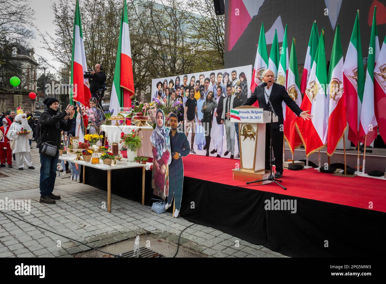 Nicolas Landemard / Le Pictorium - Demonstration der Iraner auf Aufruf des NCRC - 20/03/2023 - Belgien / Brüssel - mehrere tausend Mitglieder der iranischen Gemeinschaft versammelten sich heute in der belgischen Hauptstadt auf Aufruf des CNR. Nach einem marsch im Europäischen Viertel versammelten sie sich, um verschiedenen Rednern zuzuhören, darunter US-Senator Robert Torricelli und US-Parlamentarier Partick J. Kennedy (Neffe des ermordeten Präsidenten). Stockfoto