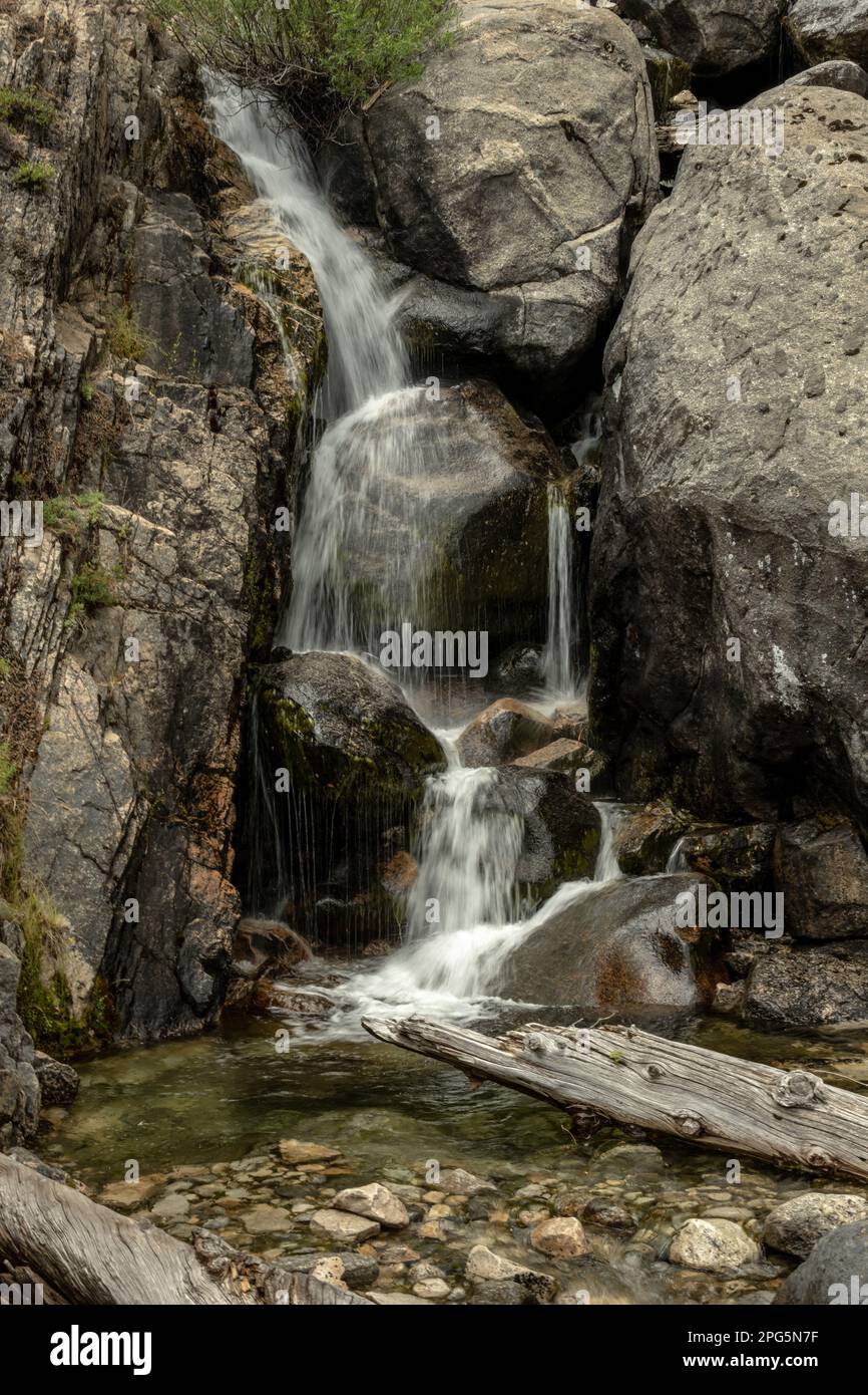 Der Small Creek Stürzt Über Felsen Auf Dem Backcountry Trail Im Yosemite-Nationalpark Stockfoto