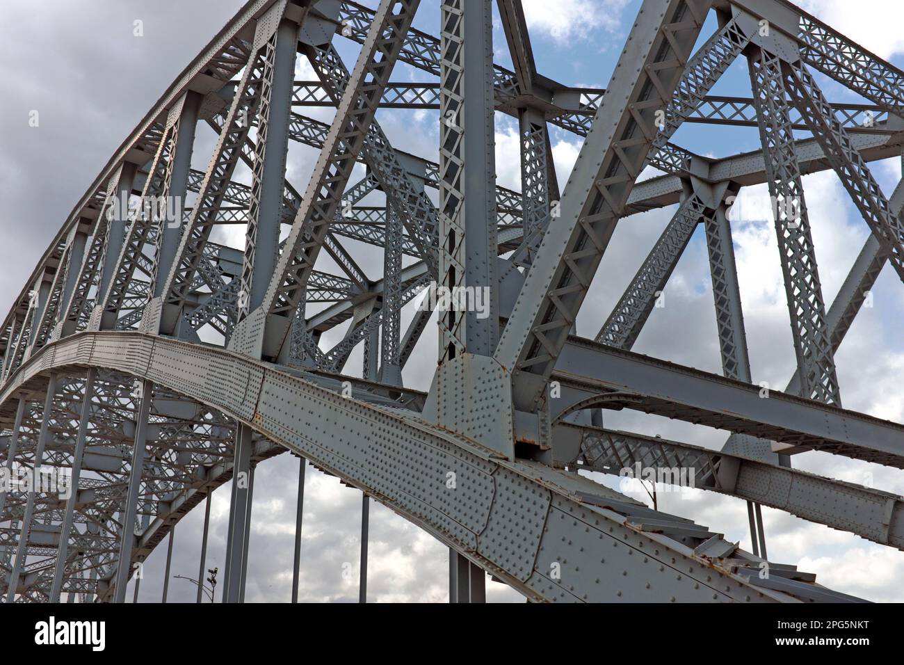 Die Stahlinfrastruktur der Hochleistungs-Druckbogen-Hängebrücke in Cleveland, Ohio, wurde in Veterans Memorial Bridge umbenannt. Stockfoto