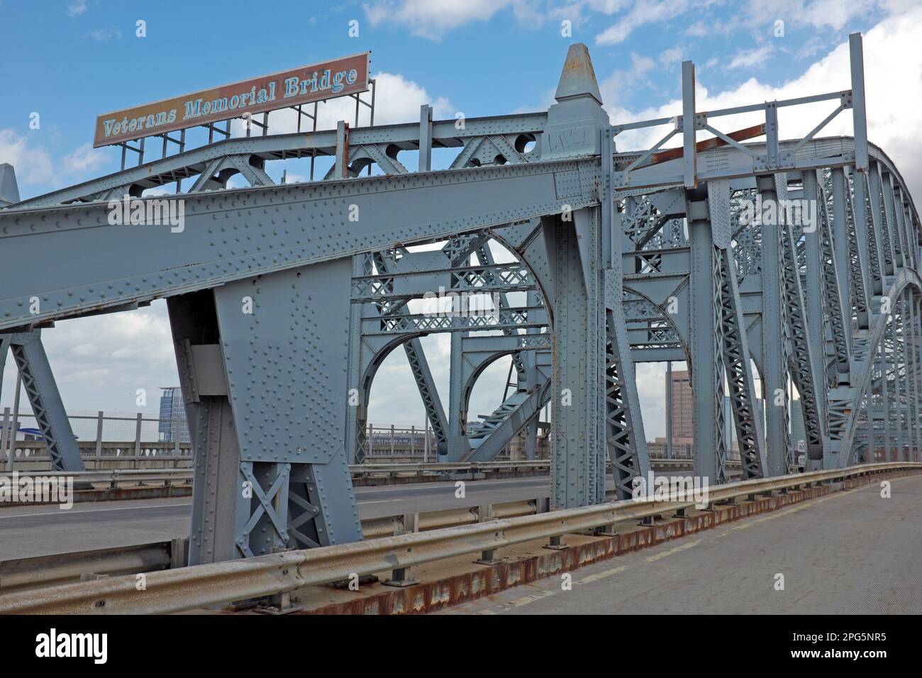 Die Veterans Memorial Bridge in Cleveland, Ohio, USA, ist eine Hochleistungsbrücke mit Kompressionsbogen, die auch als Detroit-Superior Bridge bekannt ist. Stockfoto