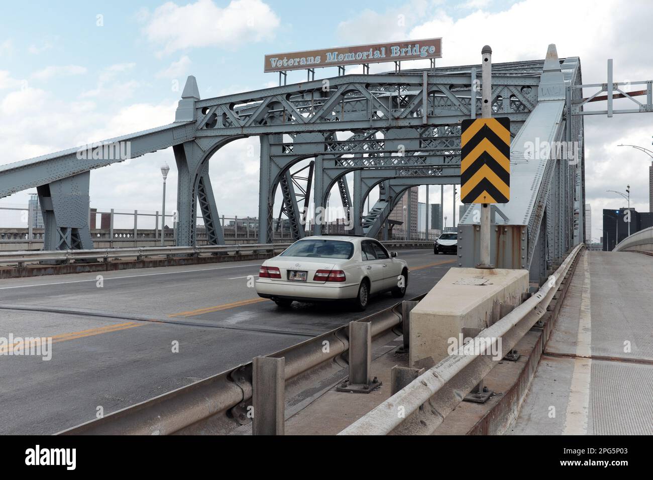 Autos in beide Richtungen fahren über die Veterans Memorial Bridge, die die Innenstadt mit der Westside in Cleveland, Ohio, USA verbindet. Stockfoto