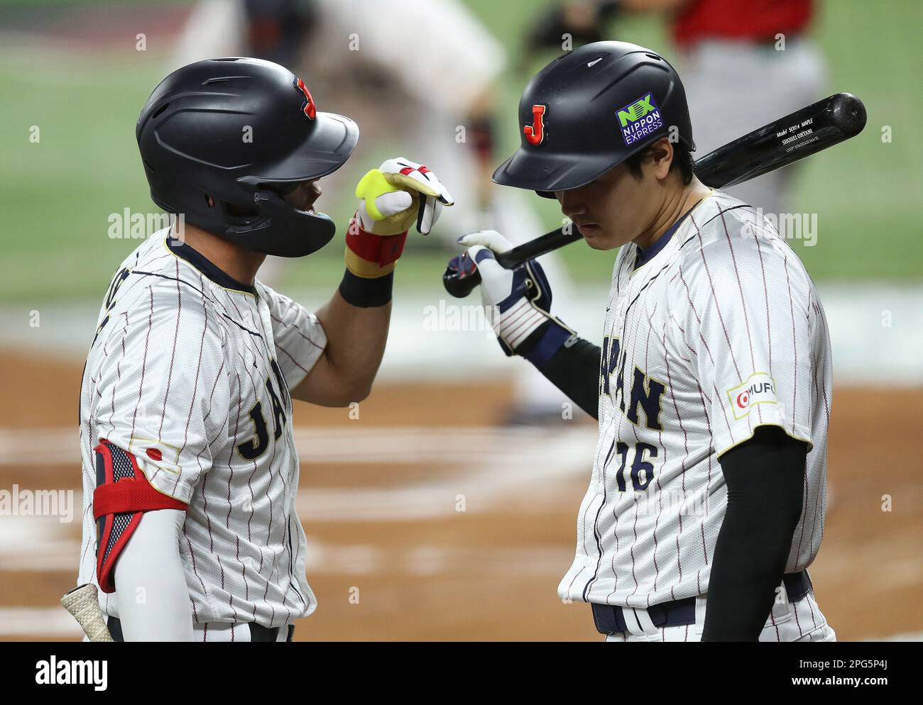 Miami, Usa. 20. März 2023. Japans Lars Nootbaar (23) spricht mit Shohei Ohtani (16), nachdem er am Montag, den 20. März 2023, im ersten Inning des 2023 World Baseball Classic Halbfinalspiels gegen Mexiko in Miami, Florida, mit ihm geschlagen hatte. Foto: Aaron Josefczyk/UPI Credit: UPI/Alamy Live News Stockfoto