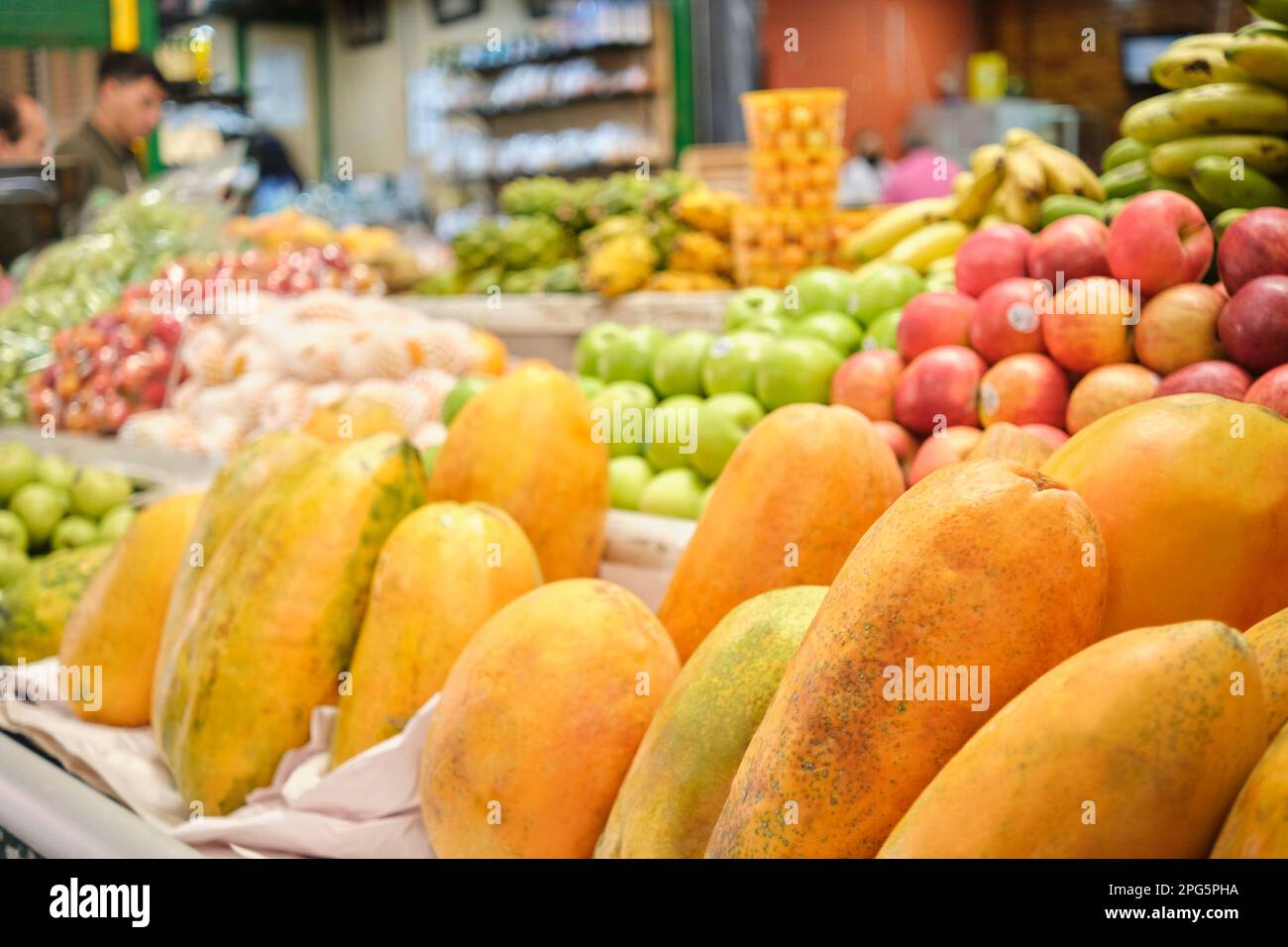 Papayas, Pfoten oder Papaya und andere tropische Früchte zum Verkauf an einem Gemüsemarktstand. Stockfoto