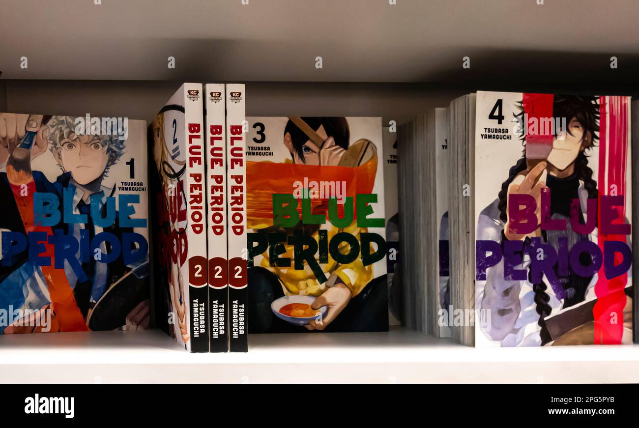 Blaue Manga-Serie auf einem Regal: Tsubasa Yamaguchi Stockfoto