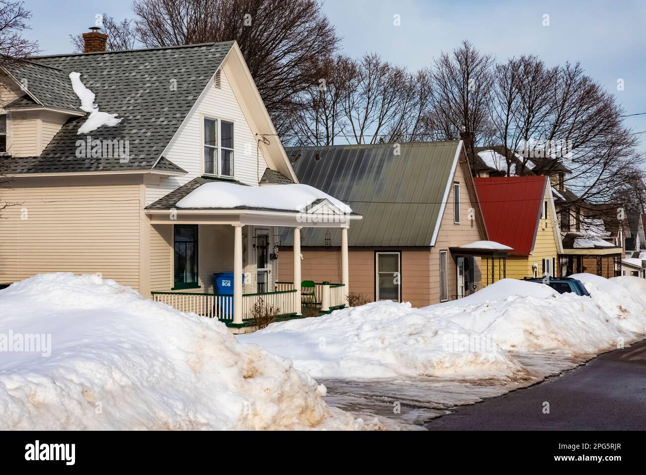 Häuser mit Schneehaufen im Winter in Marquette, Obere Halbinsel, Michigan, USA [Keine Immobilienfreigaben; nur redaktionelle Lizenzierung] Stockfoto