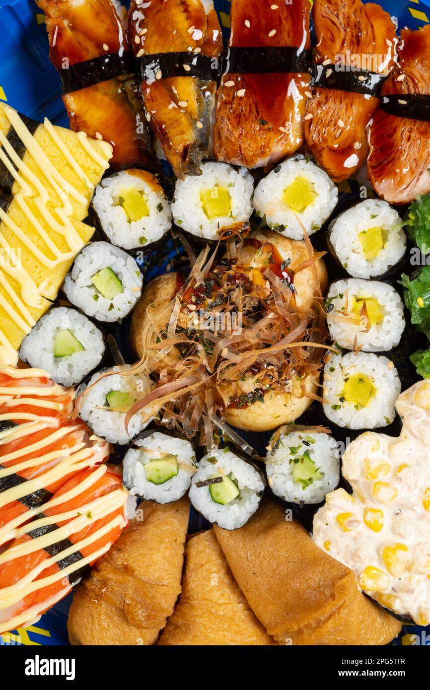Draufsicht verschiedene Sushi-Vertikalzusammensetzungen Stockfoto