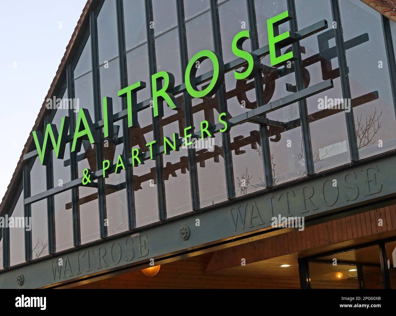 Waitrose und Partner Supermarket Food Chain Store, 11-14 Bridge St, Godalming, Surrey, England, UK, GU7 1HY Stockfoto