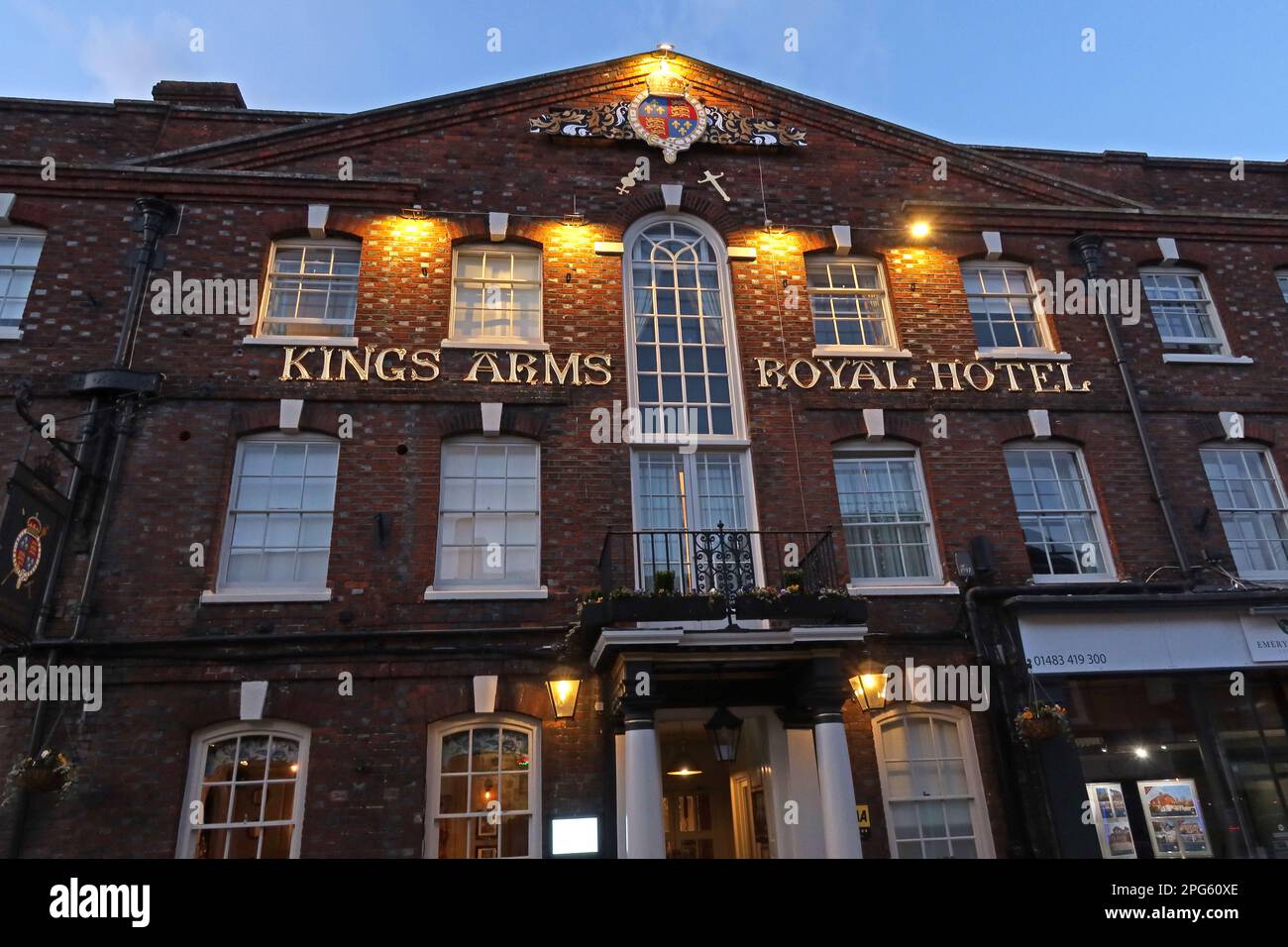 The Kings Arms and Royal Hotel in der Abenddämmerung, Schilder und Beleuchtungskörper, 22-25, High Street, Godalming, Surrey, ENGLAND, GROSSBRITANNIEN, GU7 1EB Stockfoto