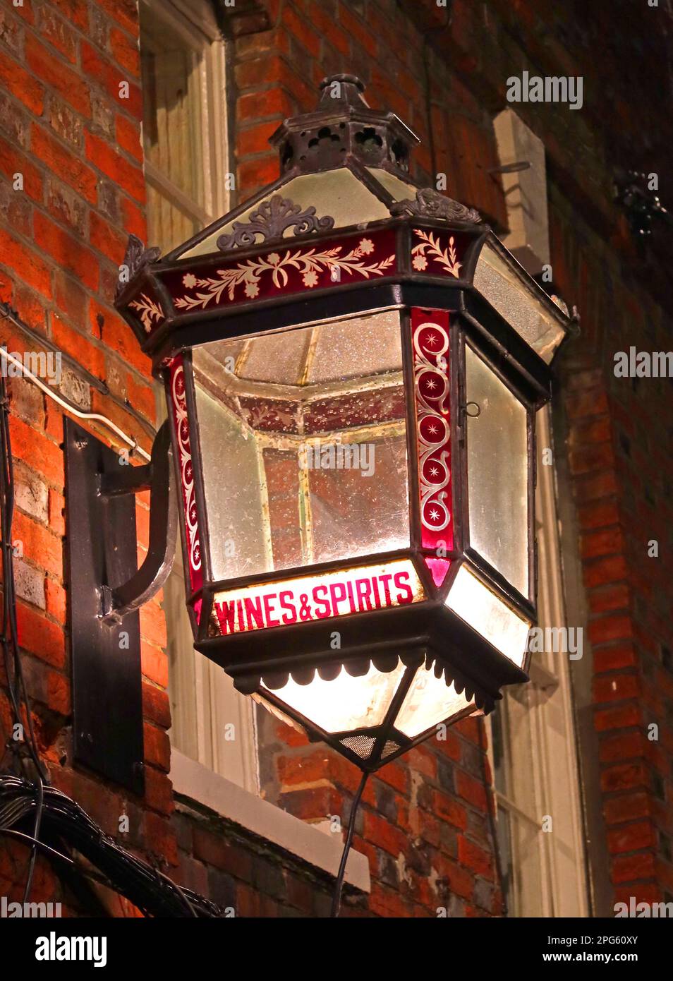 The Kings Arms and Royal Hotel in der Abenddämmerung, Schilder und Beleuchtungskörper, 22-25, High Street, Godalming, Surrey, ENGLAND, GROSSBRITANNIEN, GU7 1EB Stockfoto