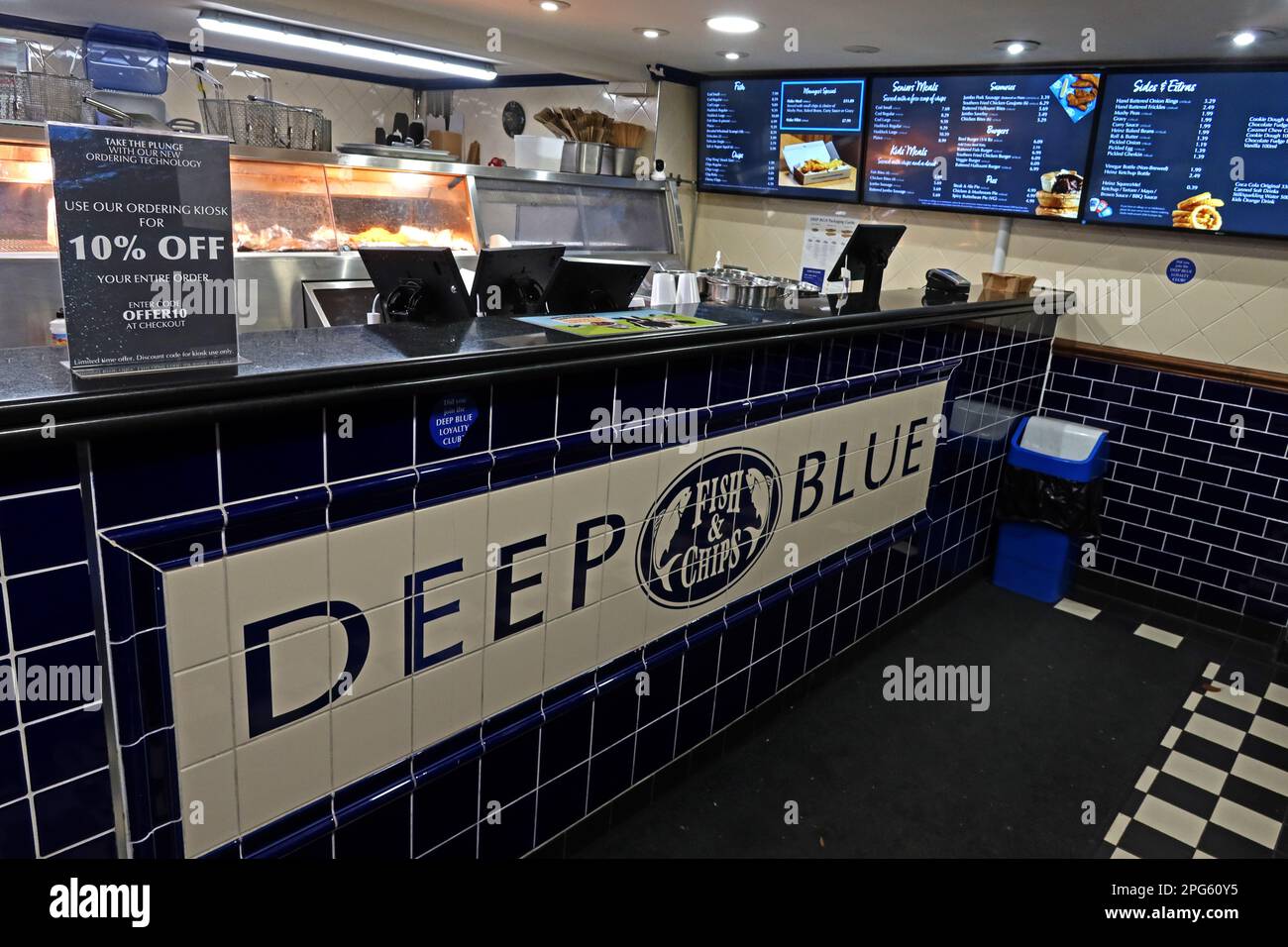 Deep Blue Chippy Bestelltechnik, 10 % Rabatt, Fish Bar, 7-8, Bridge St, Godalming, Waverley, Surrey, England, Großbritannien, GU7 1HY Stockfoto