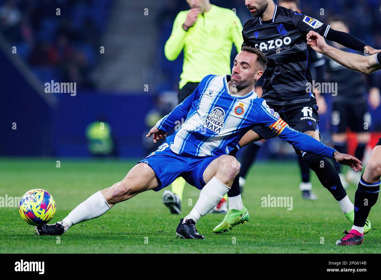 BARCELONA – 13. FEBRUAR: Sergi Darder in Aktion während des LaLiga-Spiels zwischen RCD Espanyol und Real Sociedad im RCDE-Stadion am 13. Februar 2023 in Stockfoto