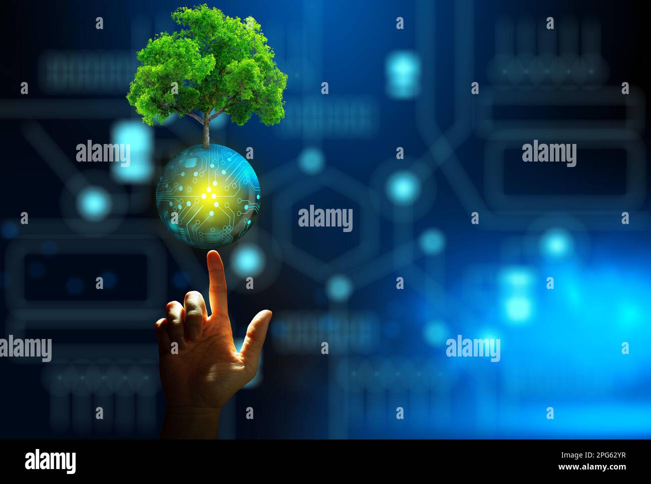 Die Hand zeigt mit dem wachsenden Baum auf eine digitale Kugel mit blauem Hintergrund der technologischen Konvergenz. Innovative Technologie, Natur-Technologie-Interaktion. Stockfoto