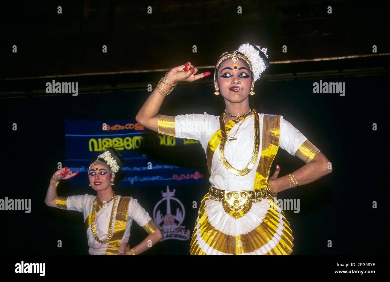 Mohiniyattam Mohiniattam, eine klassische Tanzform aus Kerala, die im 16. Jahrhundert ihren Ursprung haben soll, ist eine der acht indischen Klassiker Stockfoto