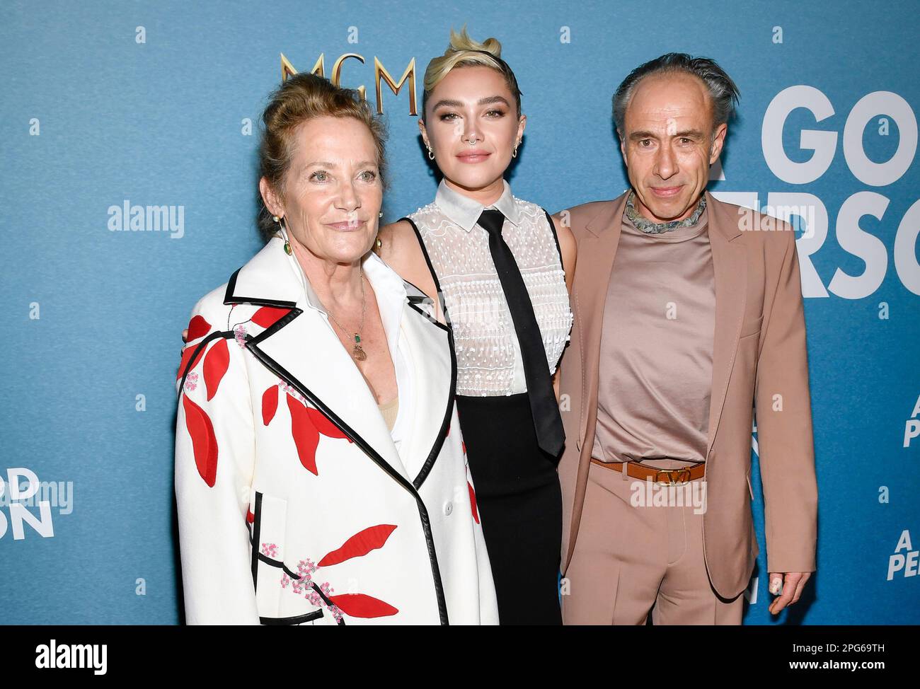 Florence Pugh, center, and her parents Deborah Mackin, left, and Clinton Pugh attend a special screening of "A Good Person" at Metrograph on Monday, March 20, 2023, in New York. (Photo by Evan Agostini/Invision/AP) Stockfoto