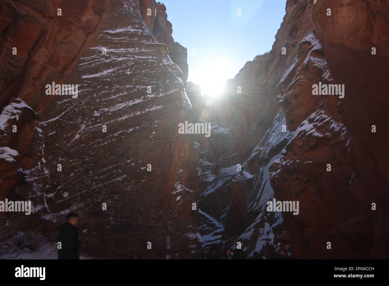 Antelope Canyon ist ein Slot Canyon in Arizona, USA, bekannt für seine engen Passagen, dramatischen Lichtbalken und glatten Sandsteinwände. Stockfoto